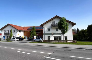 Vermietete Gewerbeeinheiten in idealer Lage von Bernau am Chiemsee | © HausBauHaus GmbH Traunstein