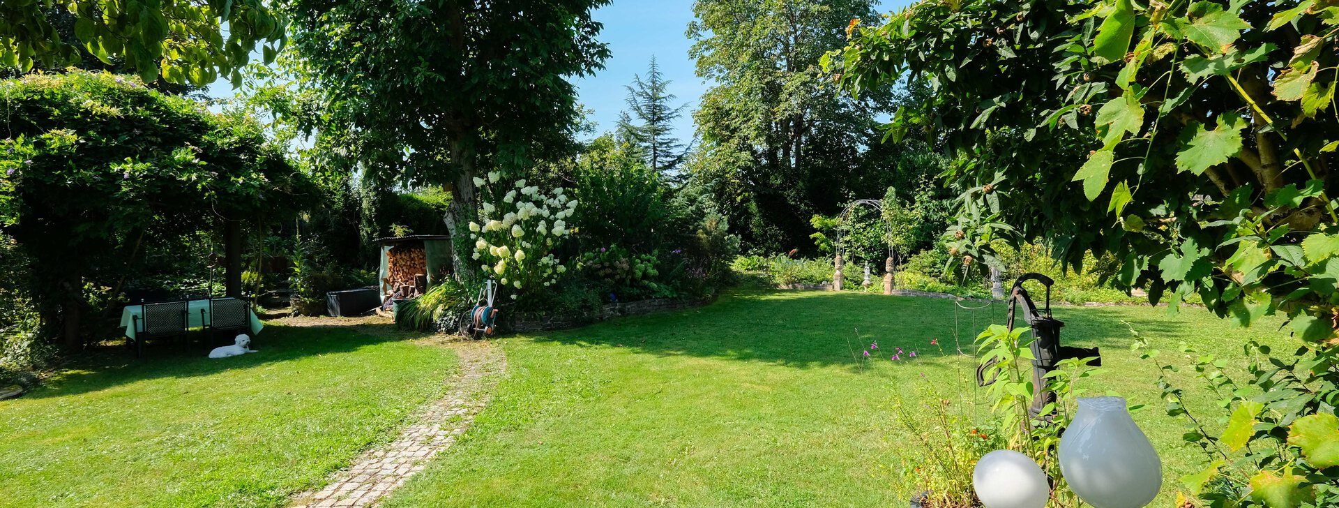 Großes Einfamilienhaus mit Anbau in Burghausen - herrliche Gartenanlage | © HausBauHaus GmbH Traunstein