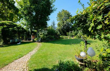 Großes Einfamilienhaus mit Anbau in Burghausen - herrliche Gartenanlage | © HausBauHaus GmbH Traunstein