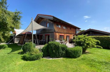 Außenansicht, Immobilie kaufen, Chiemgau, Traunstein, Einfamilienhaus in Vollholzbauweise | © HausBauHaus GmbH